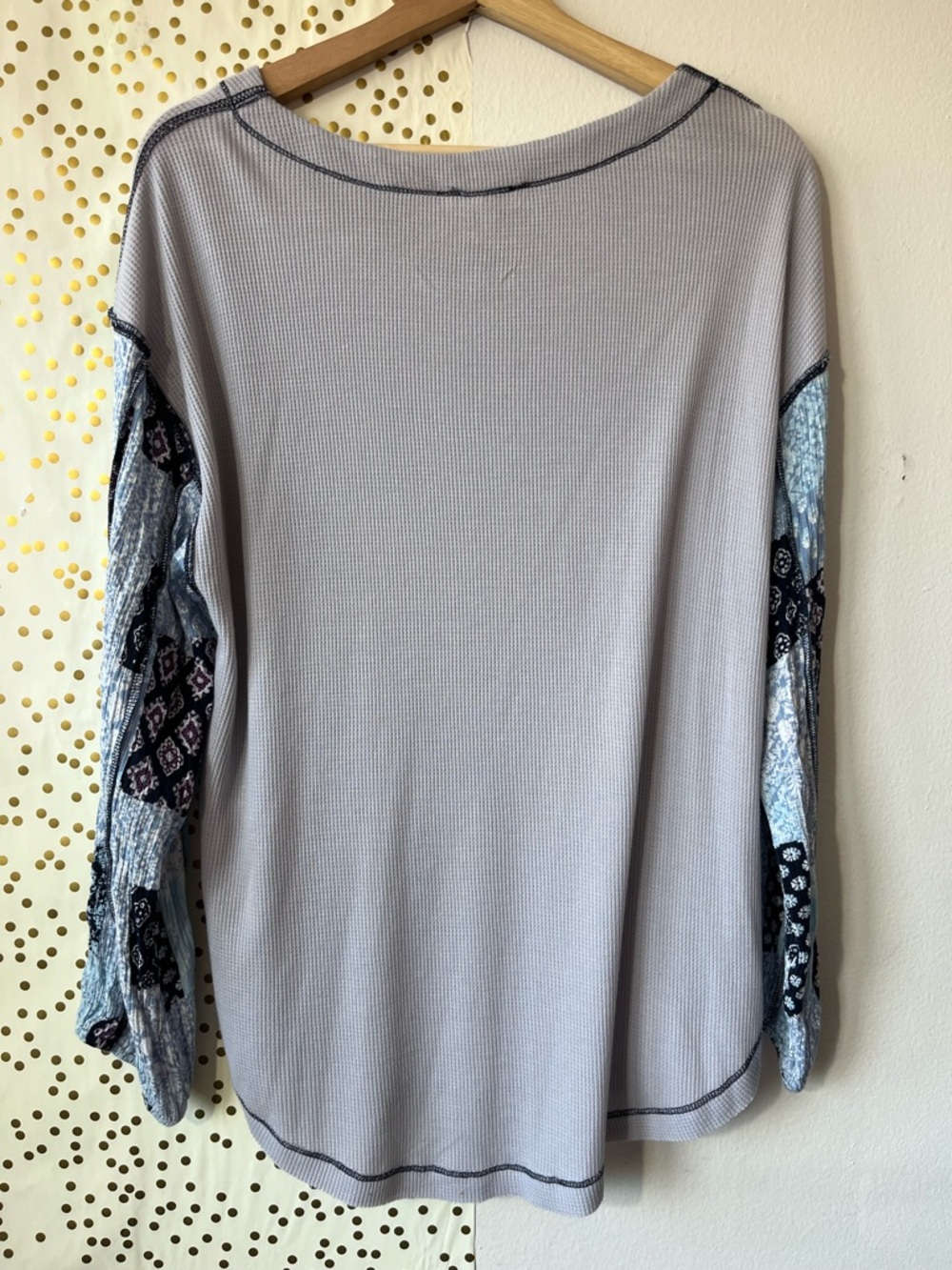 Mystree Lightweight Waffle Top with Gray Blue Patterned Sleeves Raw Hem size - Picture 2 of 7